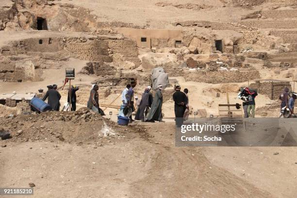 archaeological excavation in the valley of the kings, egypt - arqueologo imagens e fotografias de stock