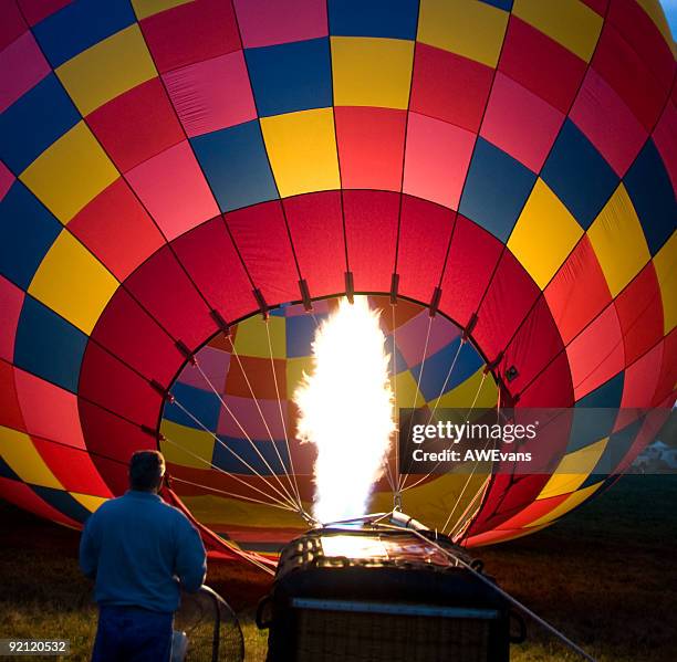 coloridos globos aerostáticos - inflar fotografías e imágenes de stock