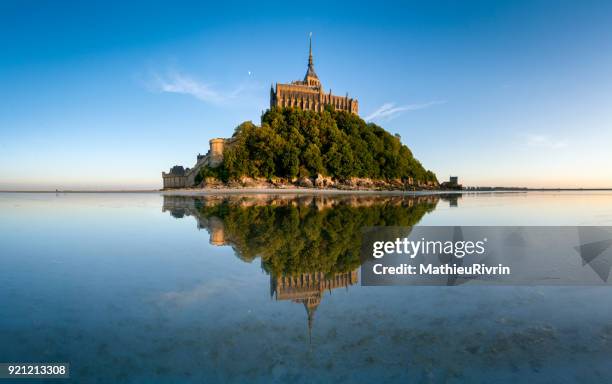 miroir d'eau au mont saint-michel - normandy stock pictures, royalty-free photos & images