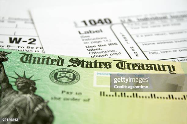 impuesto sobre la renta cheque de reembolso y formularios - tax return fotografías e imágenes de stock