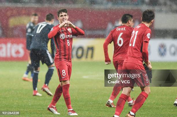 Oscar of Shanghai SIPG gestures a heart to supporters during the 2018 AFC Champions League Group F match between Shanghai SIPG and Melbourne Victory...