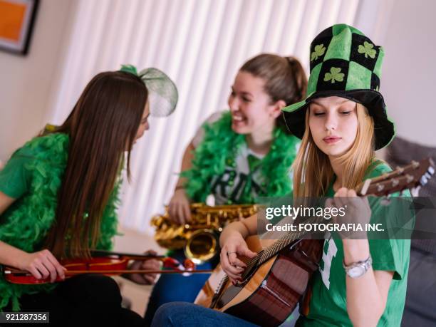 st. patrick girls partij - blaasinstrument stockfoto's en -beelden