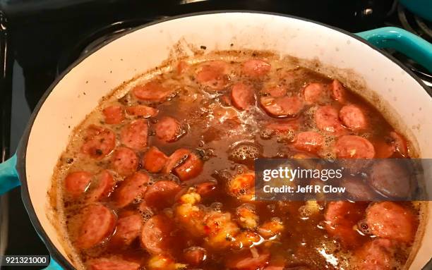 pot of gumbo cooking in the stove - gerookte worst stockfoto's en -beelden