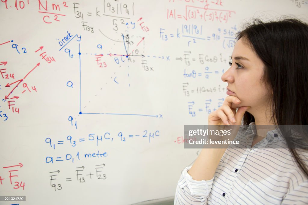 Estudiante reflexivo frente a la pizarra