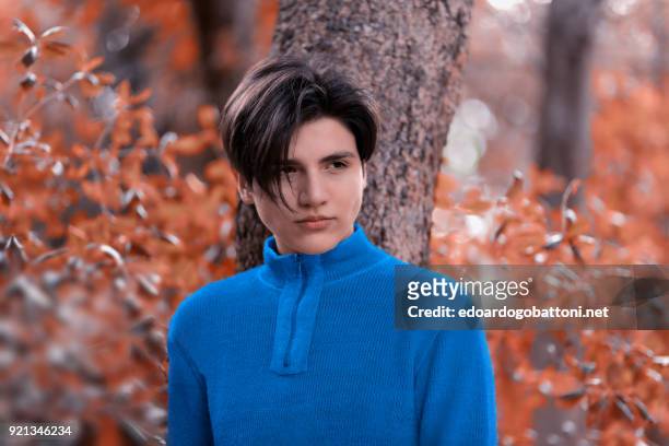 young boy portrait in the forest - edoardogobattoni foto e immagini stock