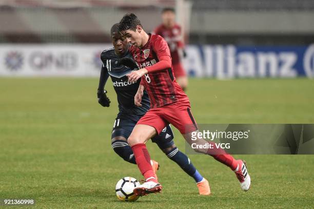 Oscar of Shanghai SIPG and Leroy George of Melbourne Victory vie for the ball during the 2018 AFC Champions League Group F match between Shanghai...