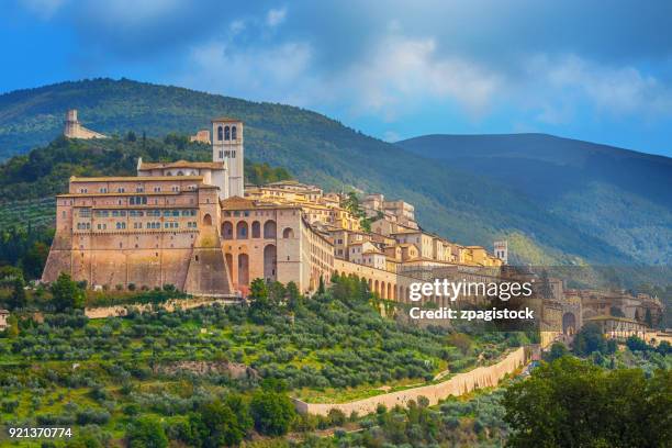 basilica of san francesco in assisi, umbria, italy - assisi photos et images de collection
