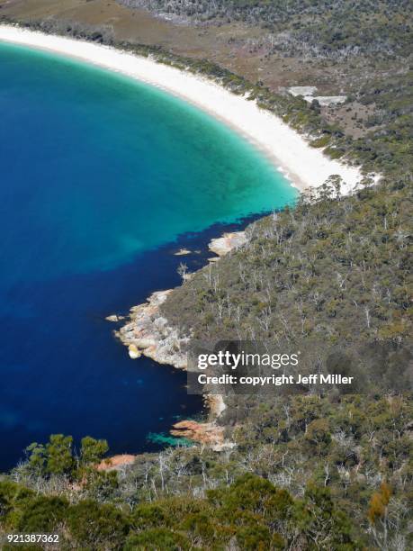 view to hawksnest cove and wineglass bay, freycinet national park, tasmania. - freycinet stock-fotos und bilder