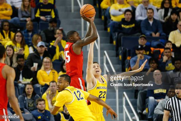 Ohio State Buckeyes guard Kam Williams shoots a jump shot over Michigan Wolverines guard Duncan Robinson during a regular season Big 10 Conference...