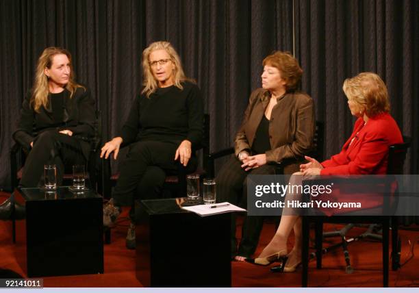 Barbara Leibovitz, Annie Leibovitz, Susan Lacy and Pat Mitchell