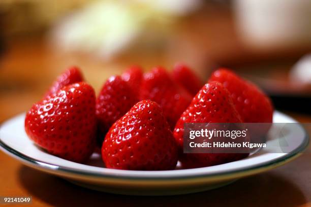 fresh strawberries on the white dish. - hidehiro kigawa stockfoto's en -beelden