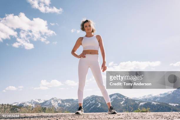 young woman in workout clothing in mountain setting - roupa desportiva imagens e fotografias de stock