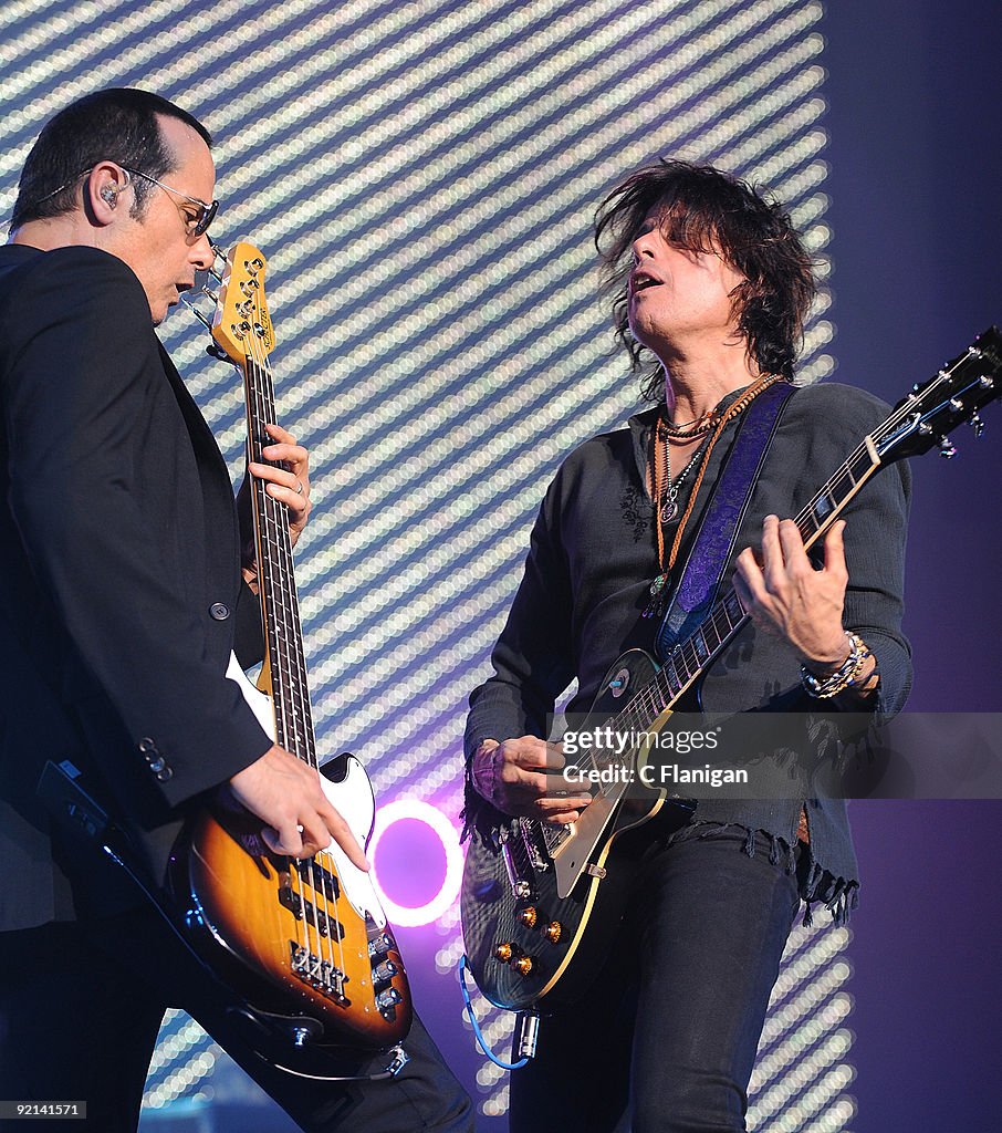 Stone Temple Pilots In Concert - Oakland, CA