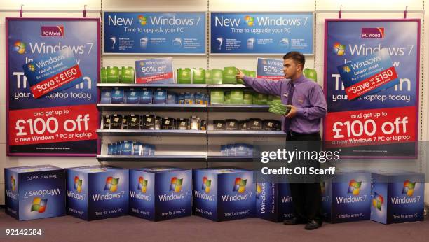 Computer Store Team 340 Computer Store Employee Stock Photos, High-Res Pictures, and Images ...