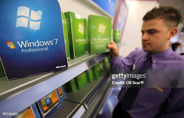 Computer Store Team Computer Store Employee Photos and Premium High Res Pictures - Getty Images