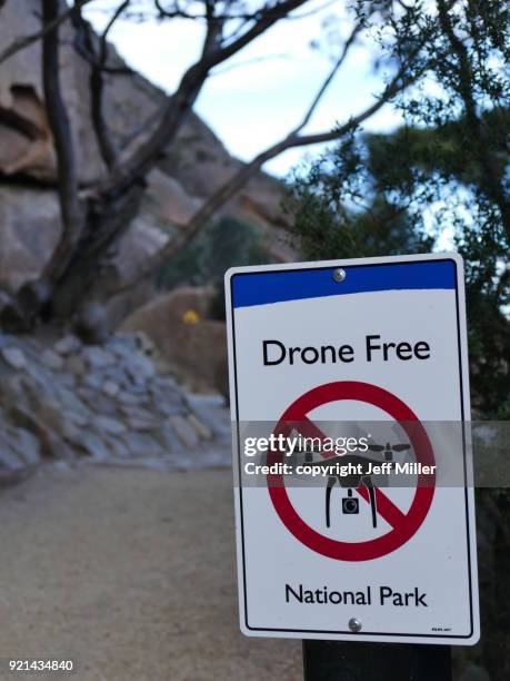 drone free sign, freycinet national park, tasmania - coles bay stockfoto's en -beelden