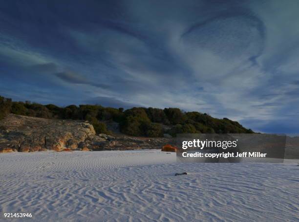 rippled sand at friendly beaches, freycinet national park, tasmania - coles bay stockfoto's en -beelden