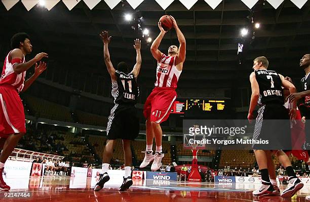 Linas Kleiza, #11 of Olympiacos Piraeus in action during the Euroleague Basketball Regular Season Game Day 1 match between Olympiacos Piraeus vs...