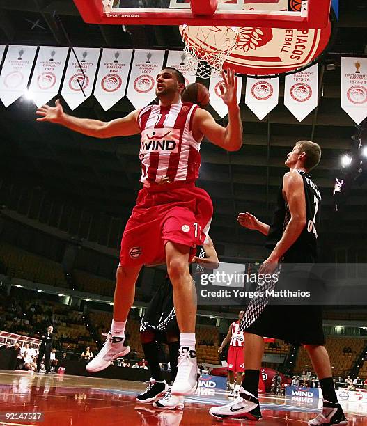 Linas Kleiza, #11 of Olympiacos Piraeus celebrates during the Euroleague Basketball Regular Season Game Day 1 match between Olympiacos Piraeus vs...