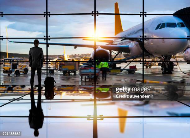 hombre de negocios esperando a abordar un vuelo en el aeropuerto - concourse fotografías e imágenes de stock