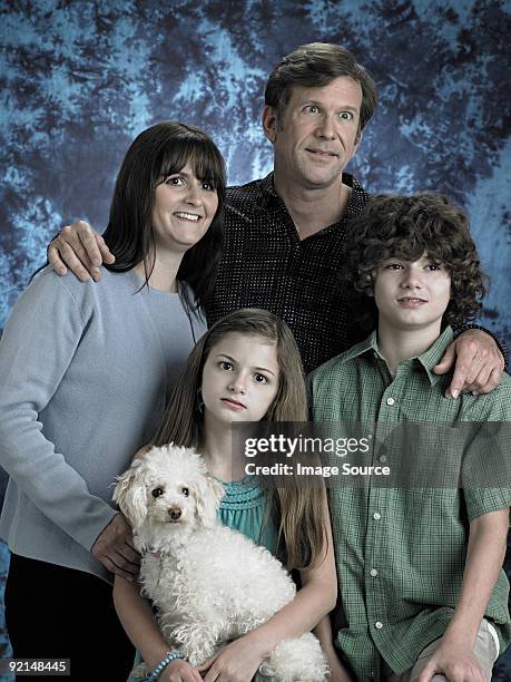 portrait of a family with poodle - family portrait humor bildbanksfoton och bilder