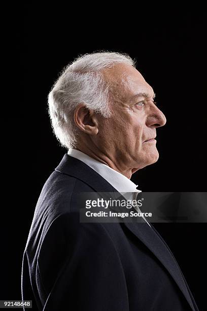perfil de un hombre adulto mayor - side profile man fotografías e imágenes de stock