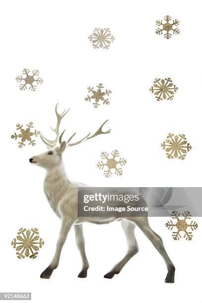 reno figura and snowflakes - figurita fotografías e imágenes de stock