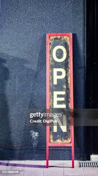 open sign board against wall in the night - open segnale inglese foto e immagini stock