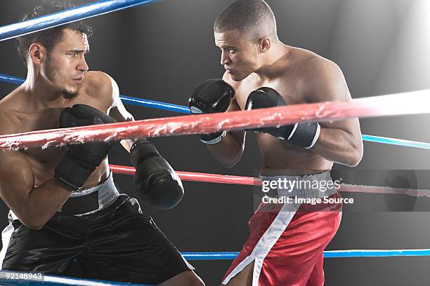 vista ravvicinata di due pugili maschi da dietro corde - boxe sport foto e immagini stock