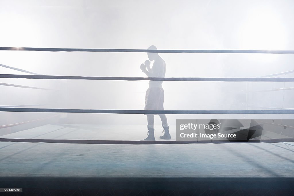 Boxer no ringue de boxe