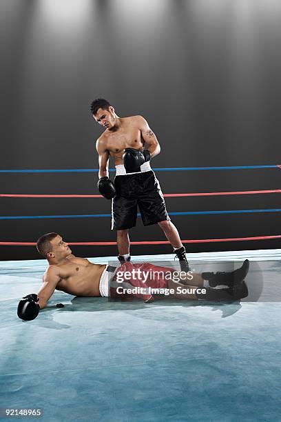 boxer stehen und gegner auf der etage - boxing shorts stock-fotos und bilder