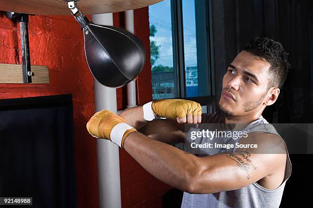 boxer con punchbag - speed ball foto e immagini stock