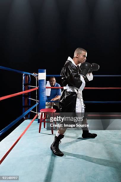 boxer in boxing ring - boksjas stockfoto's en -beelden