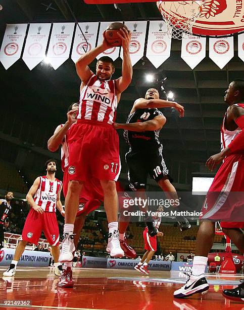 Linas Kleiza, #11 of Olympiacos Piraeus competes with Aldo Curti, #10 of Entente Orleanaise during the Euroleague Basketball Regular Season Game Day...