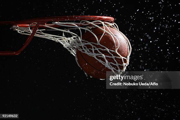 basketball going through hoop - basketball net stockfoto's en -beelden