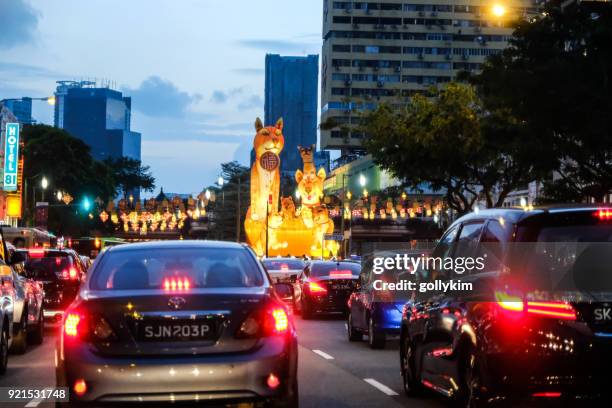 新加坡唐人街一年的中國新年裝飾 - shiba inu lights 個照片及圖片檔