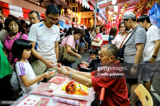 streen vendor in singapore chinatown during chinese new year - singapore shopping family stock pictures, royalty-free photos & images