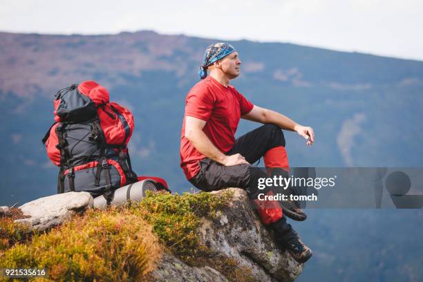 excursionismo en la montaña  - meta turistica fotografías e imágenes de stock