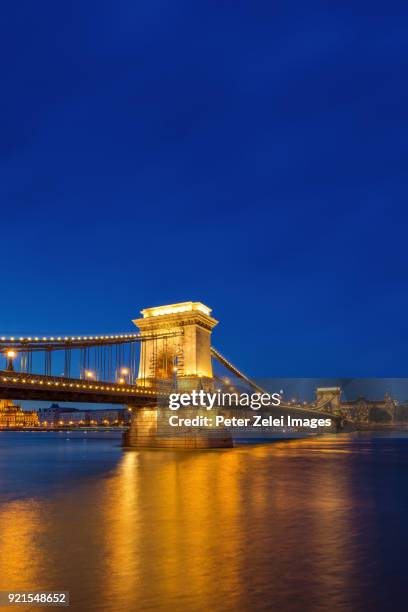 the chain bridge in budapest, hungary, at dusk - budapest skyline stock pictures, royalty-free photos & images