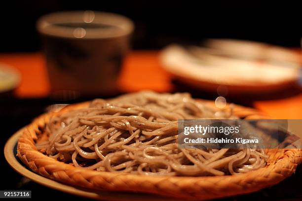 japanese soba noodles  - hidehiro kigawa stockfoto's en -beelden