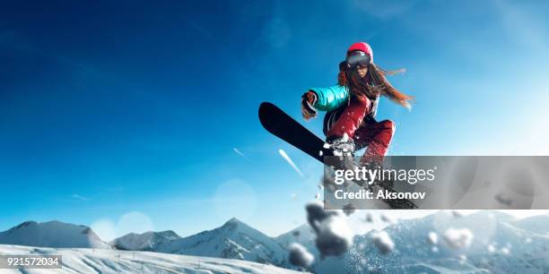 salto snowboarder freestyle estremo femminile - big air snowboarding foto e immagini stock