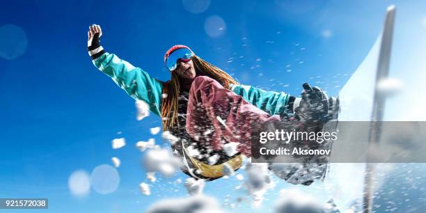 saut de snowboarder freestyle extrême féminin - halfpipe photos et images de collection