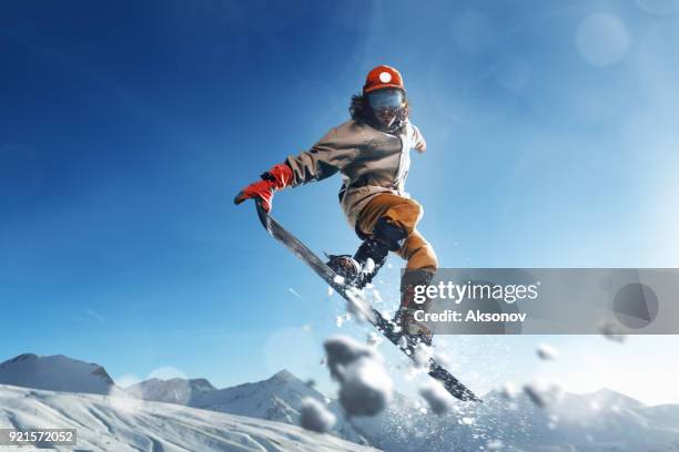 salto snowboarder freestyle estremo maschile - big air snowboarding foto e immagini stock