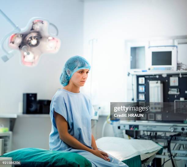 thoughtful young female patient at operating room - erbore stock pictures, royalty-free photos & images
