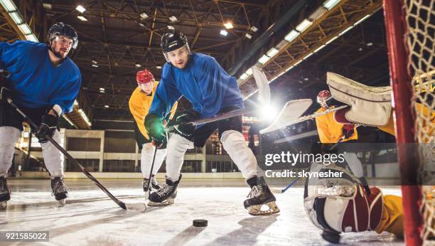 abajo vista de determinado del hockey sobre hielo jugadores en un partido en la pista. - mens ice hockey fotografías e imágenes de stock
