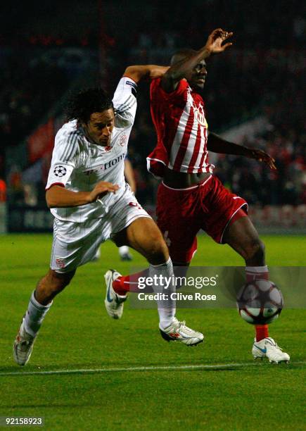 Luca Toni of Bayern Muenchen is challenged by Alou Diarra of Bordeaux during the UEFA Champions League Group A match between Bordeaux and FC Bayern...