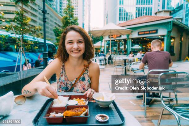 vrouw japanse eten in lau pa zat markt in singapore - singapore food stockfoto's en -beelden