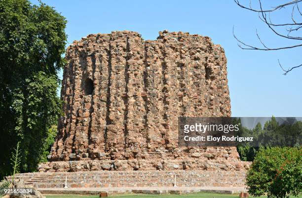 "alai minar" in the ruins of qutb in delhi - ontmoetingshuis stockfoto's en -beelden
