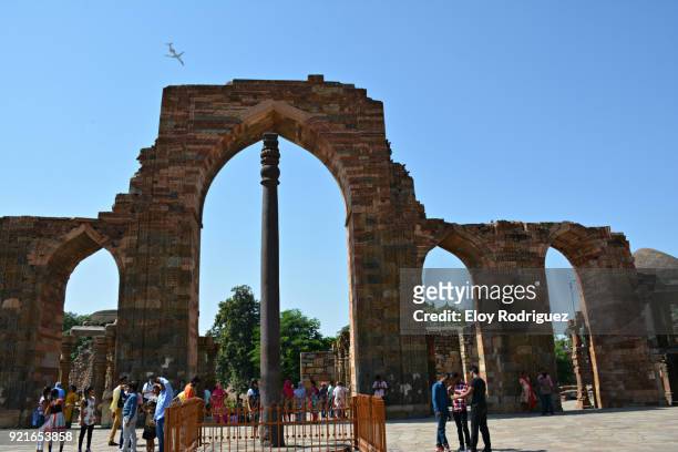 qutb minar (qutab minar), "iron pillar of delhi" - delhi - ontmoetingshuis stockfoto's en -beelden