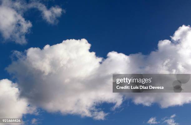 cloudy sky over sea - sentier skyline photos et images de collection